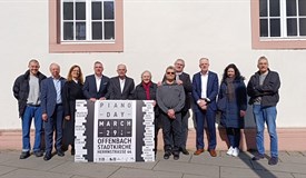Die Sponsoren des Piano Day. In der Bildmitte (5.v.l.) der Präsident des Rotary Club Offenbach Klaus Stallmann.