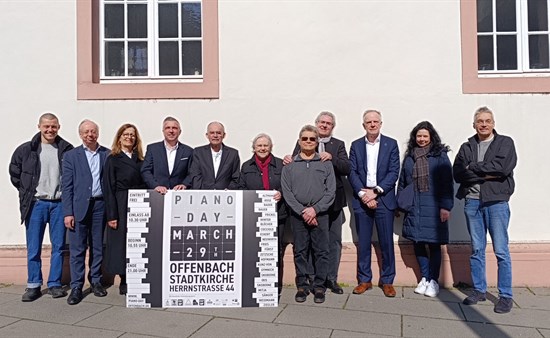 Die Sponsoren des Piano Day. In der Bildmitte (5.v.l.) der Präsident des Rotary Club Offenbach Klaus Stallmann.