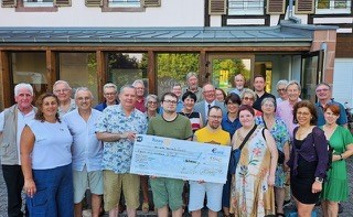 Gruppenbild anlässlich der Scheckübergabe an den Verein „Espoir 67“
